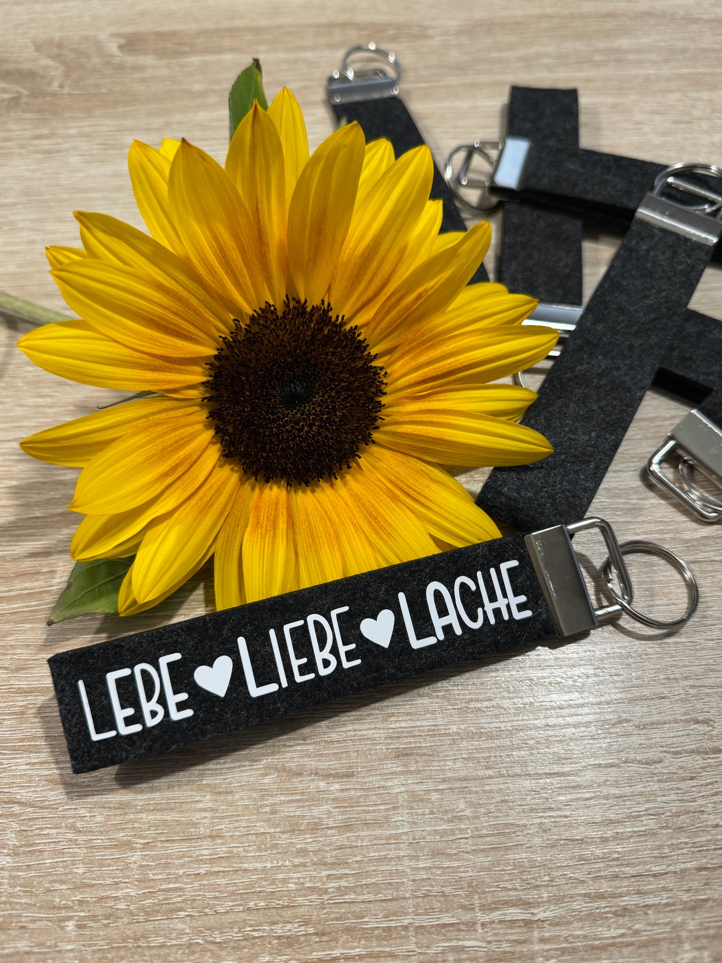 Filz-Schlüsselanhänger-Lebe ♥ Liebe ♥ Lache